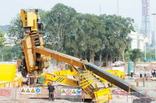 50噸吊車傾覆 司機(jī)智救20多人(圖)_新聞中心_新浪網(wǎng)